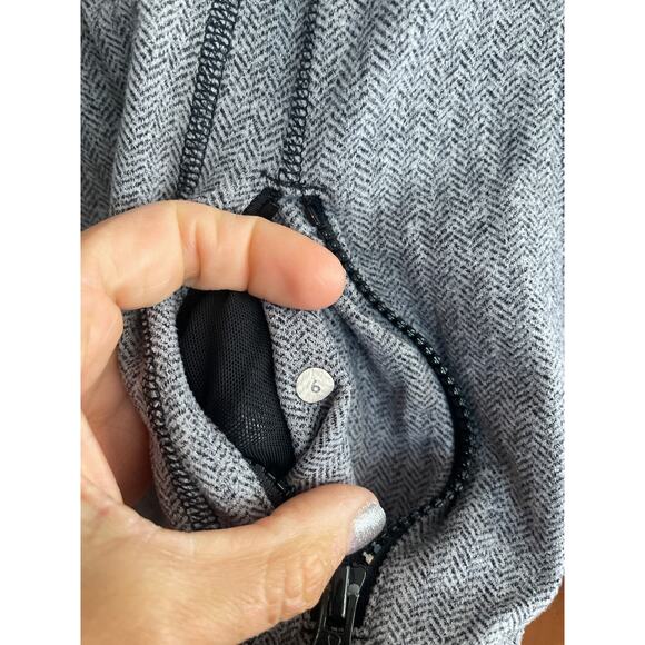 Lululemon define jacket size 6 - Picture 3 of 5